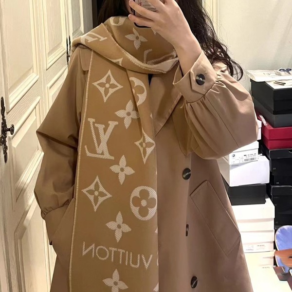 Louis-Vuitton-reversible-wool-scarf